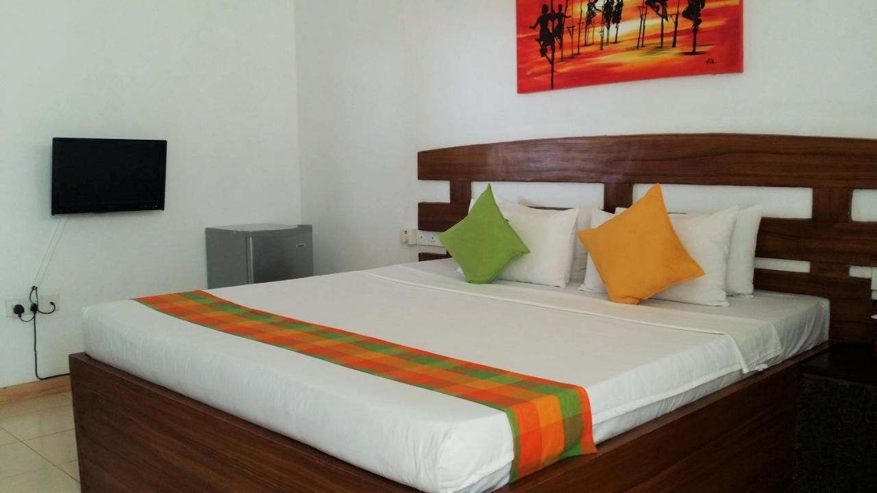 Maple Leaf Hotel Negombo Exterior foto