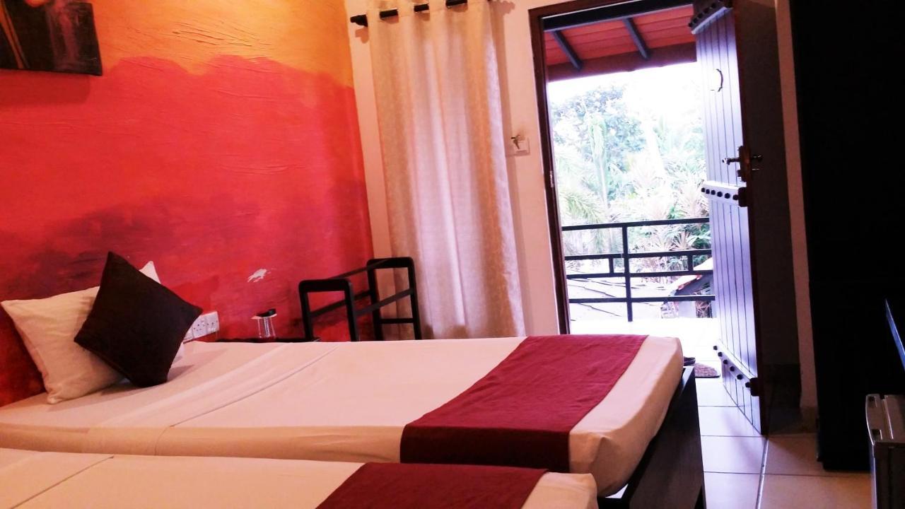 Maple Leaf Hotel Negombo Exterior foto