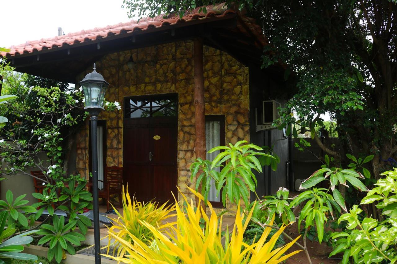 Maple Leaf Hotel Negombo Exterior foto